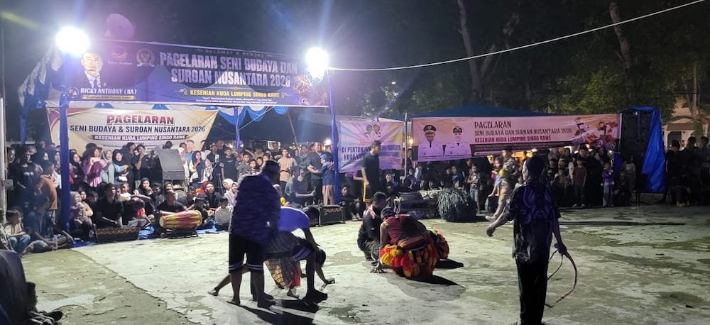 Pagelaran Seni Budaya dan Suoran Nusantara 2026 yang digelar Grup Kuda Lumping Singo Rawe di Lapangan Voli Tribun Stabat, Langkat.