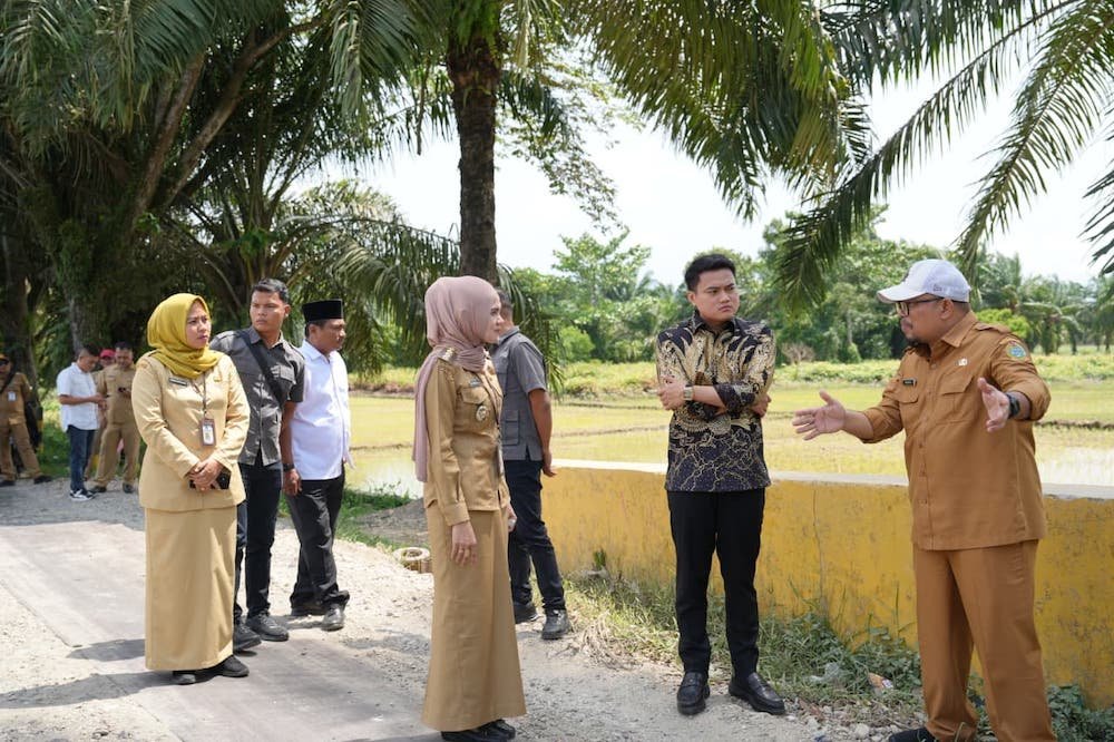 Pimpinan DPRD Sumut Ricky Anthony bersama OPD dari Pemrov Sumut dan Kecamatan Pangkalan Susu meninjau infrastruktur.