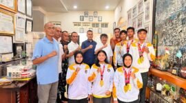 Atlet Taekwondo asal Sumatera Utara usai diberi wejangan oleh Ketua Penasehat Pengprov TI Sumut H Musa Rajekshah sebelum diberangkatkan ke Jakarta.