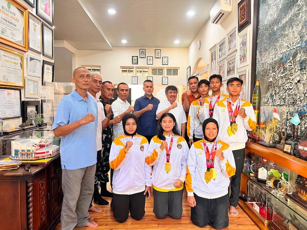 Atlet Taekwondo asal Sumatera Utara usai diberi wejangan oleh Ketua Penasehat Pengprov TI Sumut H Musa Rajekshah sebelum diberangkatkan ke Jakarta.