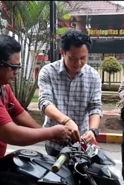Sat Intelkam Polres Langkat Bagikan Bendera Merah Putih kepada Pengendara