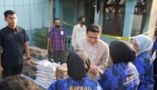 PImpinan DPRD Sumut Ricky Anthony memberikan bantuan bahan pangan dan tali asih kepada Sunardi dan Misno yang rumahnya terbakar.