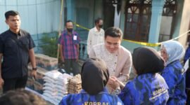 PImpinan DPRD Sumut Ricky Anthony memberikan bantuan bahan pangan dan tali asih kepada Sunardi dan Misno yang rumahnya terbakar.