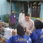 PImpinan DPRD Sumut Ricky Anthony memberikan bantuan bahan pangan dan tali asih kepada Sunardi dan Misno yang rumahnya terbakar.