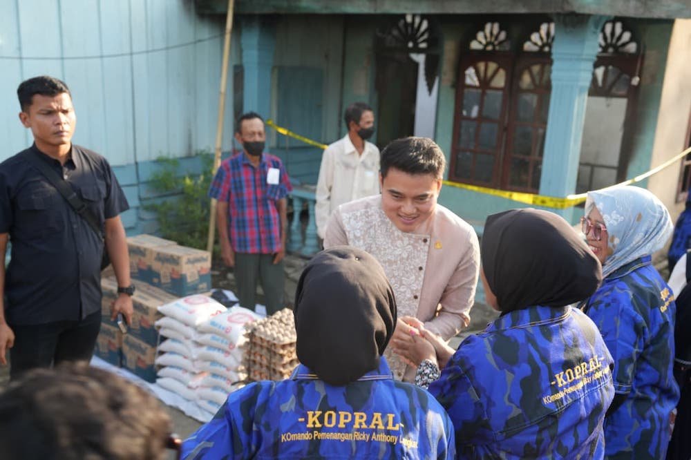 PImpinan DPRD Sumut Ricky Anthony memberikan bantuan bahan pangan dan tali asih kepada Sunardi dan Misno yang rumahnya terbakar.