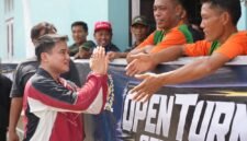 Pimpinan DPRD Sumut Ricky Anthony saat membuka Turnamen Sepak Takraw RA Cup I 2026 di Kelurahan Sidomulyo, Kecamatan Stabat, Langkat.