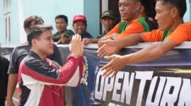 Pimpinan DPRD Sumut Ricky Anthony saat membuka Turnamen Sepak Takraw RA Cup I 2026 di Kelurahan Sidomulyo, Kecamatan Stabat, Langkat.