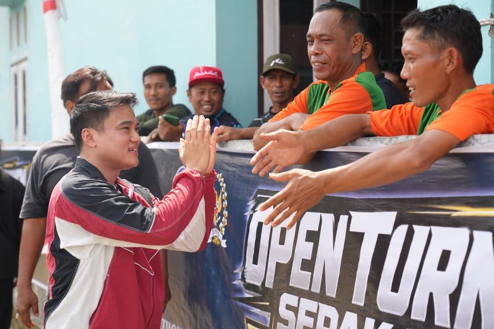 Pimpinan DPRD Sumut Ricky Anthony saat membuka Turnamen Sepak Takraw RA Cup I 2026 di Kelurahan Sidomulyo, Kecamatan Stabat, Langkat.